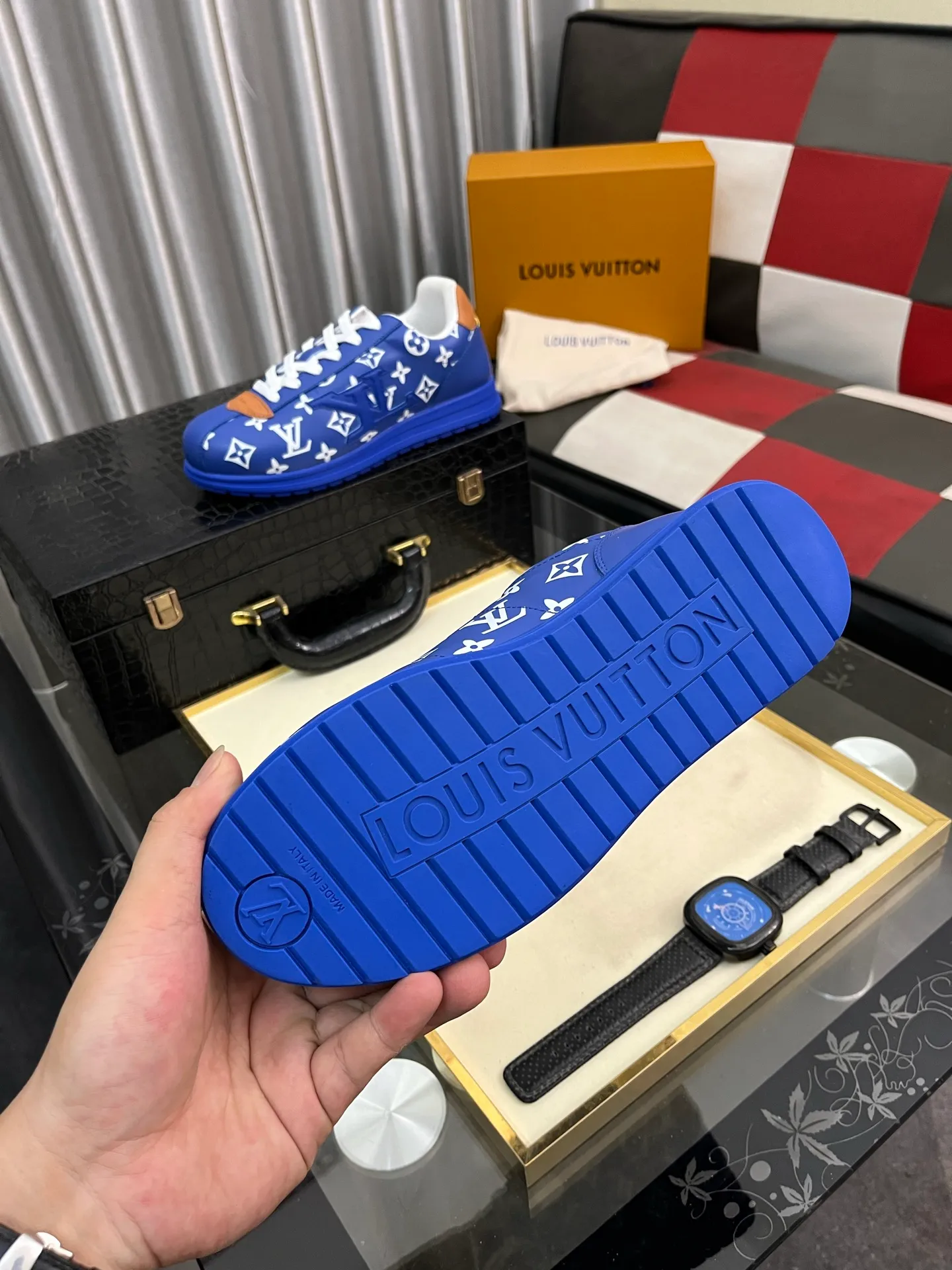 Men's shoes 💰700⌚️⌚️LV TARINE Louis Vuitton x Tyler joint model Donkey brand L family embossed couple style casual sneakers skate shoes original purchase and development This LV Trainer sneaker comes from the Louis Vuitton and Tyler collaboration series. The Monogram pattern and brand logo are transformed into nubuck calf leather embossing and side decoration respectively, witnessing the artist's creative interpretation of classic elements. The deep tones accentuate the complex upper, which requires hours of craftsmanship to complete. Exquisitely packaged at the delivery counter🛍📦 ▪️Fabrics: Original customized first-layer cowhide ▪️Inner lining: Original customized breathable mesh ▪️Outsole: Original open-molded two-color TPU combination outsole ▪️Sole thickness: 3CM ▪️Size: Women's 35-40 / Men's 38-46